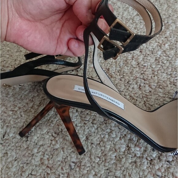 Diane Von Furstenberg Vera Double Buckle Sandal in Black & White size 7.5 - Picture 7 of 10